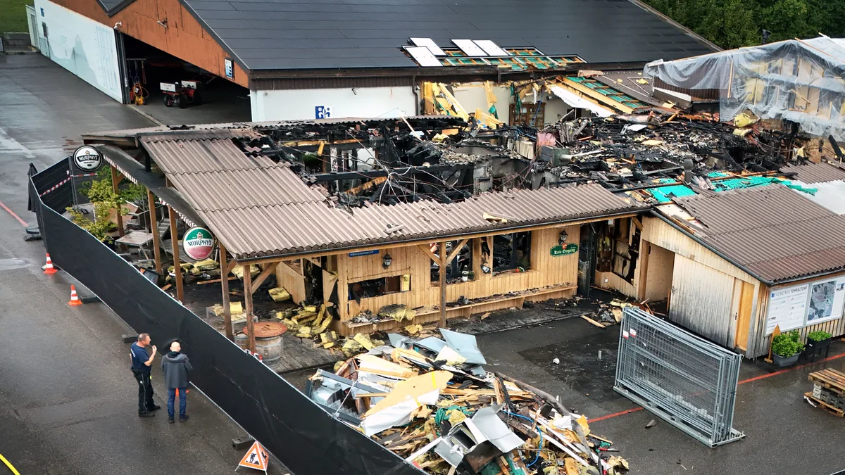 Man sieht ein abgebranntes Restaurant von oben. 